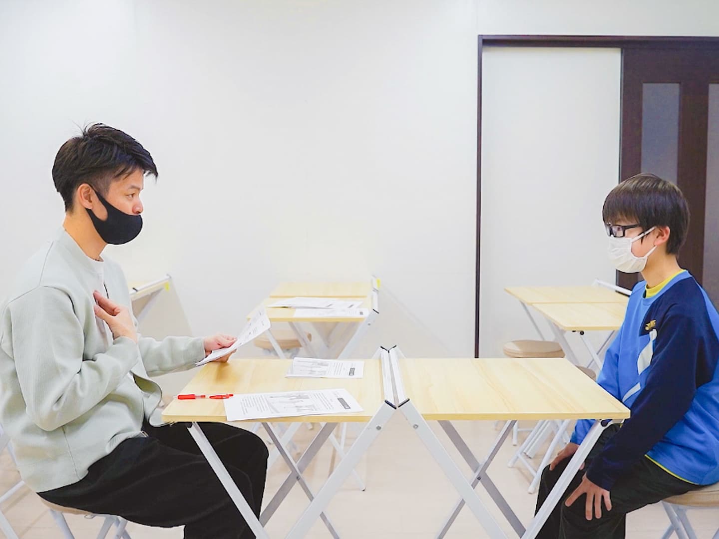 生徒を指導する先生